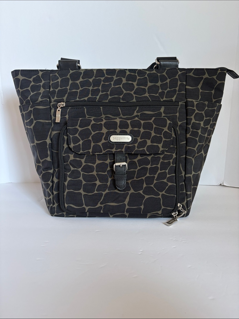 Baggallini giraffe print nylon tote shoulder bag organizational pockets clean